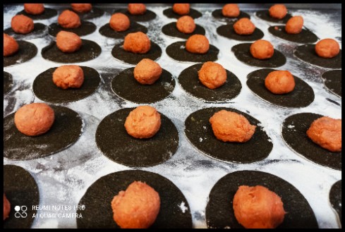 Ravioli al nero di seppia e salmone rosso