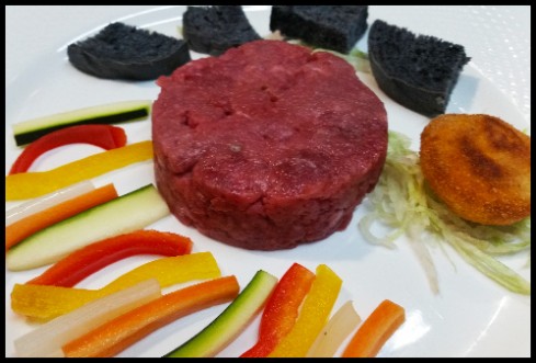 Tartare di fassona piemontese con verdurine e pane nero